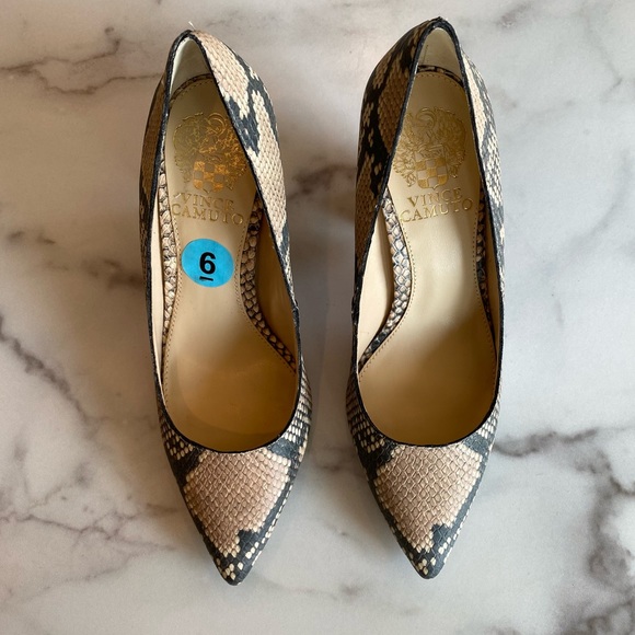 VINCE CAMUTO Snake Python Candera Triangle Block Heel Pump - Picture 2 of 8